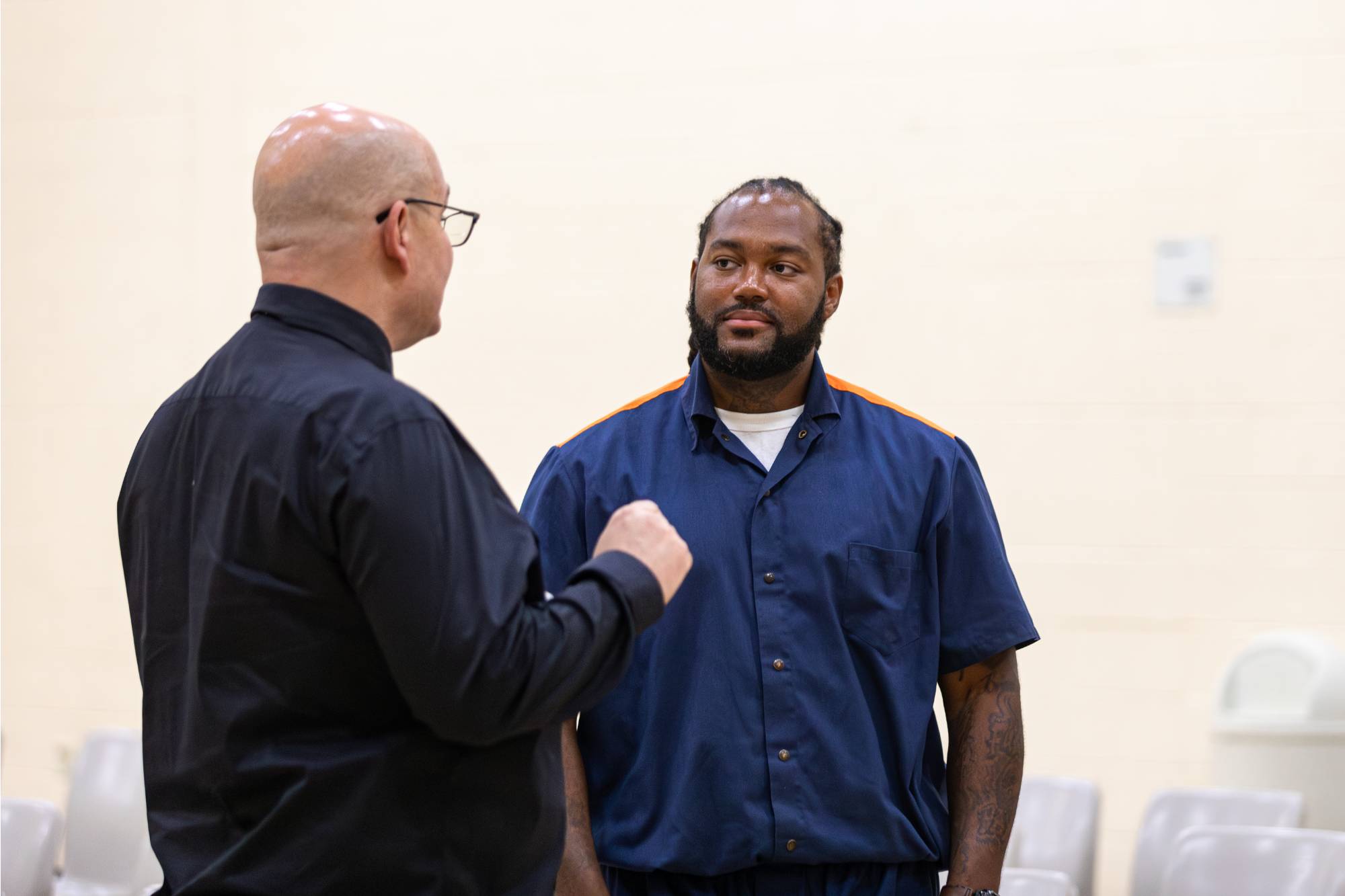 A student talking with a guest at convocation.